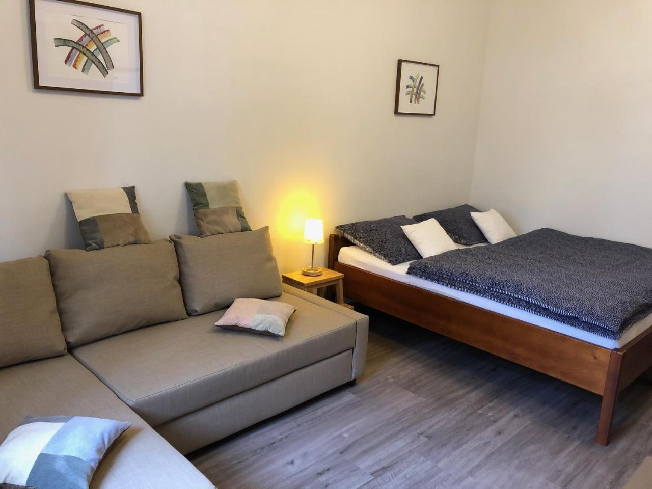 Yellow Street Apartment Рокицани Экстерьер фото