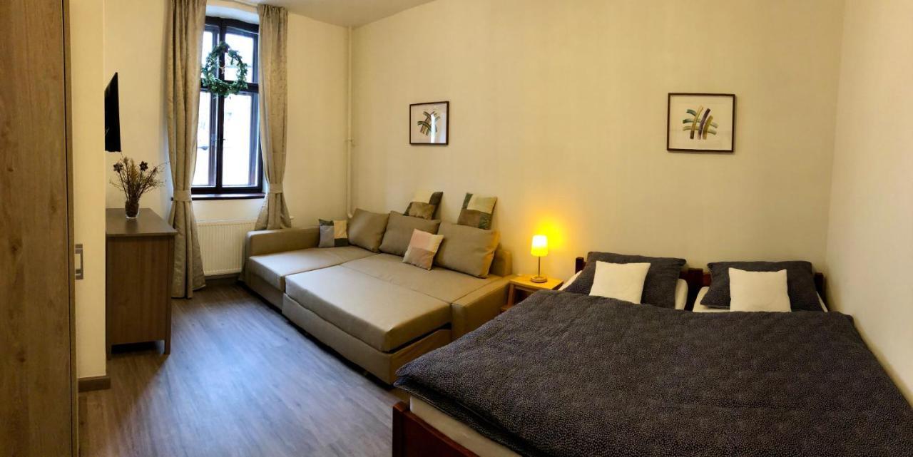 Yellow Street Apartment Рокицани Экстерьер фото